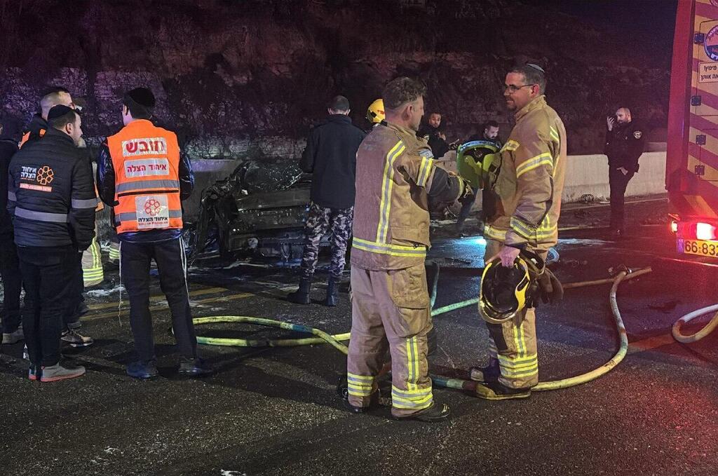 قتيل و4 مصابين في حادث طرق وقع على شارع 60 شمالي محافظة الخليل (اسعاف) قتيل و4 مصابين في حادث طرق وقع على شارع 60 شمالي محافظة الخليل