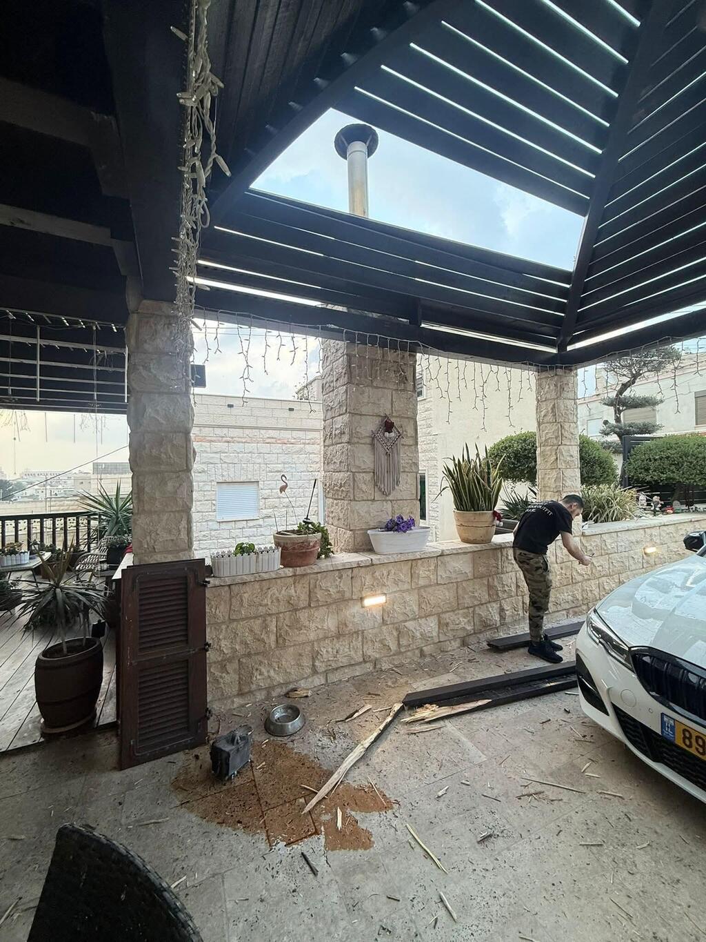 خلال الرشقة الأخيرة: سقوط شظايا على منزل في مدينة  شفاعمرو وتحطّم السقف  الخشبي