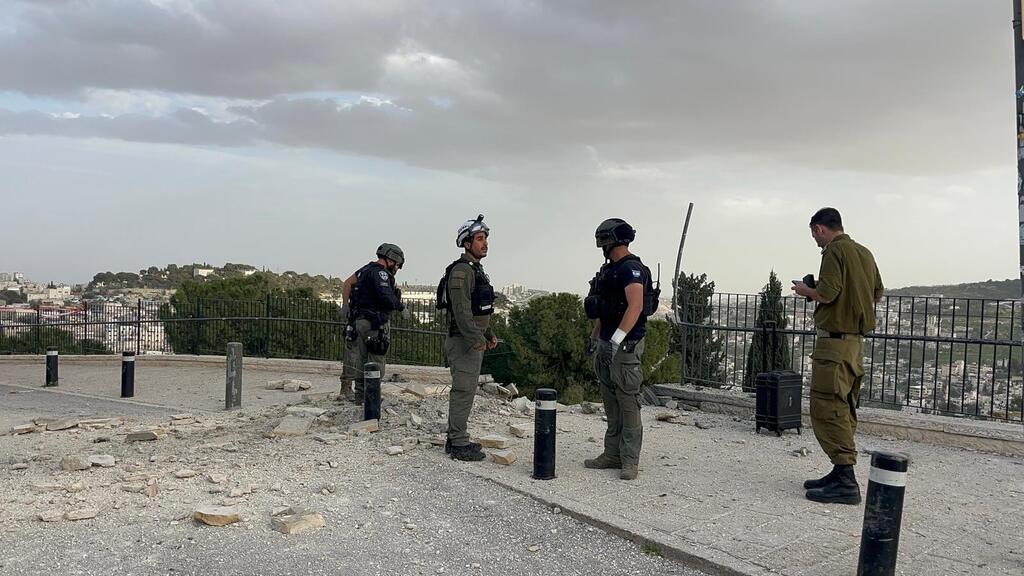 سقوط شظايا اعتراض في محيط البلدة القديمة (تُستخدم هذه الصورة بموجب البند 27 أ من قانون الحقوق الأدبية (2007)) سقوط شظايا اعتراض في محيط البلدة القديمة