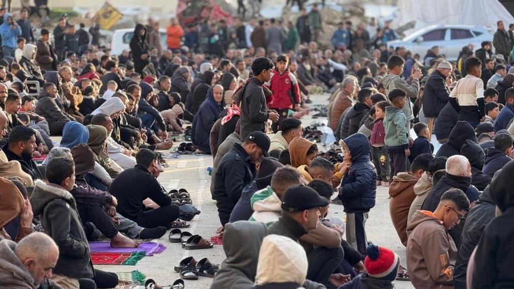 صلاة عيد الفطر بين أنقاض المنازل في خانيونس جنوب غزة (تُستخدم هذه الصورة بموجب البند 27 أ من قانون الحقوق الأدبية (2007)) صلاة عيد الفطر بين أنقاض المنازل في خانيونس جنوب غزة