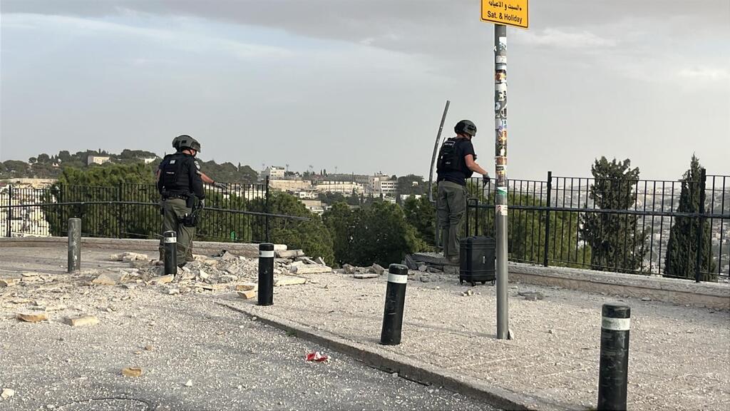 سقوط شظايا اعتراض في محيط البلدة القديمة (تُستخدم هذه الصورة بموجب البند 27 أ من قانون الحقوق الأدبية (2007)) سقوط شظايا اعتراض في محيط البلدة القديمة