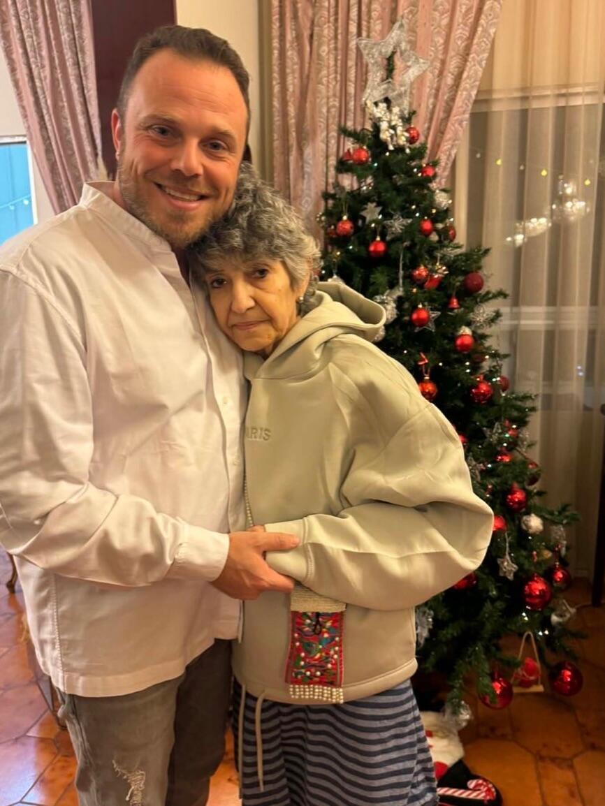 دلال كرم وابنها عاصي الرحباني (وفق البند 27 أ من قانون الحقوق الأدبية (2007)) دلال كرم وابنها عاصي الرحباني