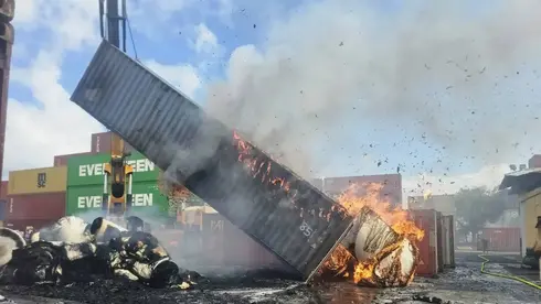 سُمح بالنشر: حريق واسع في ميناء حيفا بعد سقوط صاروخ في منطقة الحاويات