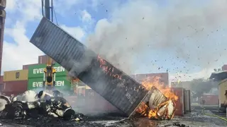 سُمح بالنشر: حريق واسع في ميناء حيفا بعد سقوط صاروخ في منطقة الحاويات