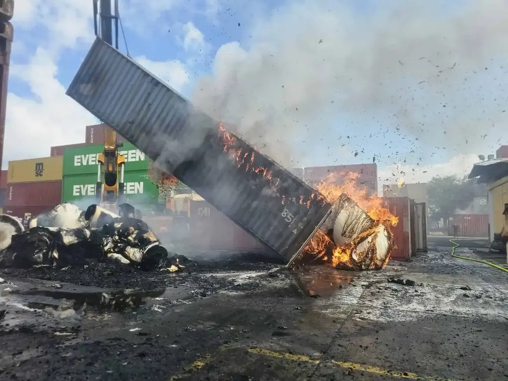 سُمح بالنشر: حريق واسع في ميناء حيفا بعد سقوط صاروخ في منطقة الحاويات (سلطة الاطفاء) سُمح بالنشر: حريق واسع في ميناء حيفا بعد سقوط صاروخ في منطقة الحاويات