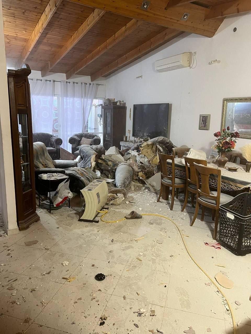 توثيق أول من موقع سقوط الصاروخ في رحوفوت (تُستخدم هذه الصورة بموجب البند 27 أ من قانون الحقوق الأدبية (2007)) توثيق أول من موقع سقوط الصاروخ في رحوفوت