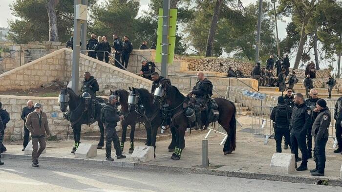 قيود على دخول الأقصى في العيد ومئات المصلين يصلّون قرب أبوابه