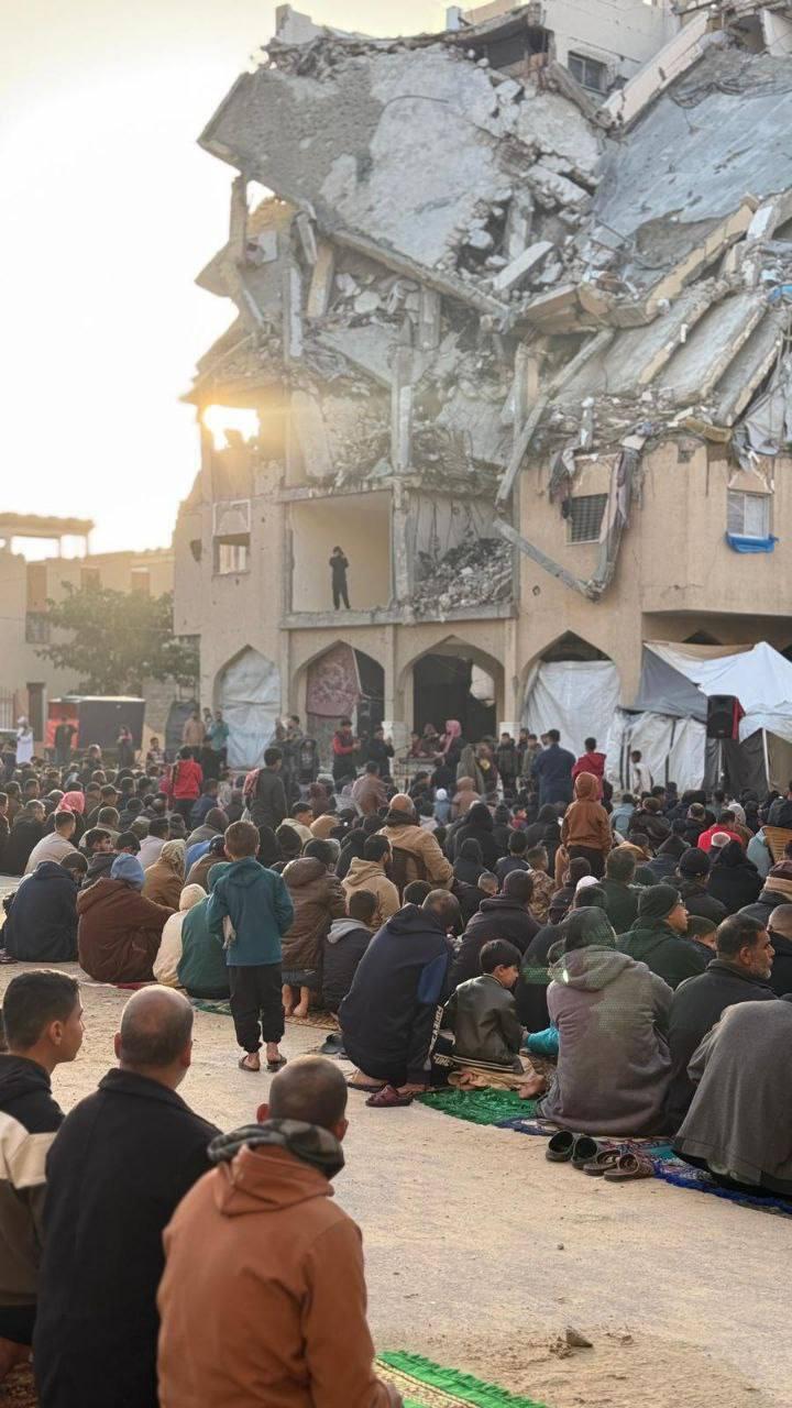 صلاة عيد الفطر بين أنقاض المنازل في خانيونس جنوب غزة (تُستخدم هذه الصورة بموجب البند 27 أ من قانون الحقوق الأدبية (2007)) صلاة عيد الفطر بين أنقاض المنازل في خانيونس جنوب غزة