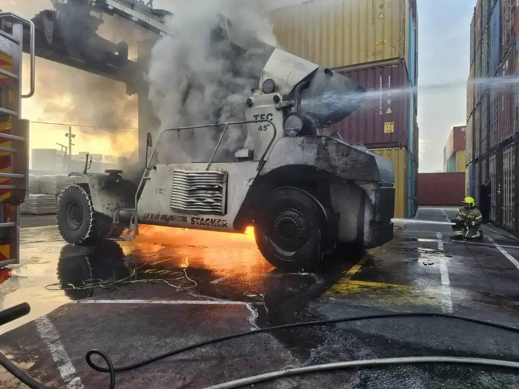 سُمح بالنشر: حريق واسع في ميناء حيفا بعد سقوط صاروخ في منطقة الحاويات (سلطة الاطفاء) سُمح بالنشر: حريق واسع في ميناء حيفا بعد سقوط صاروخ في منطقة الحاويات