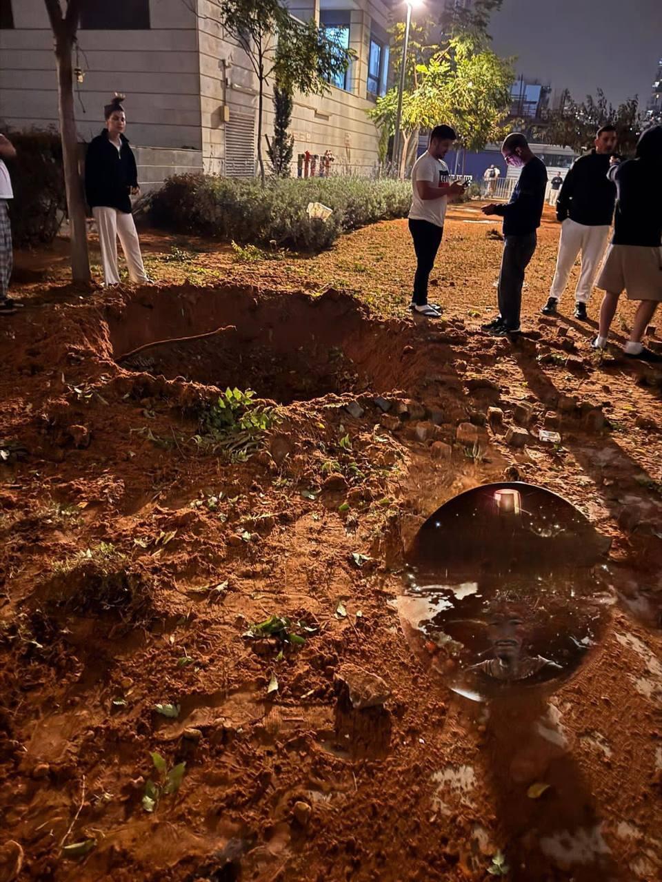 شظايا في كريات اونو (تُستخدم هذه الصورة بموجب البند 27 أ من قانون الحقوق الأدبية (2007)) شظايا في كريات اونو