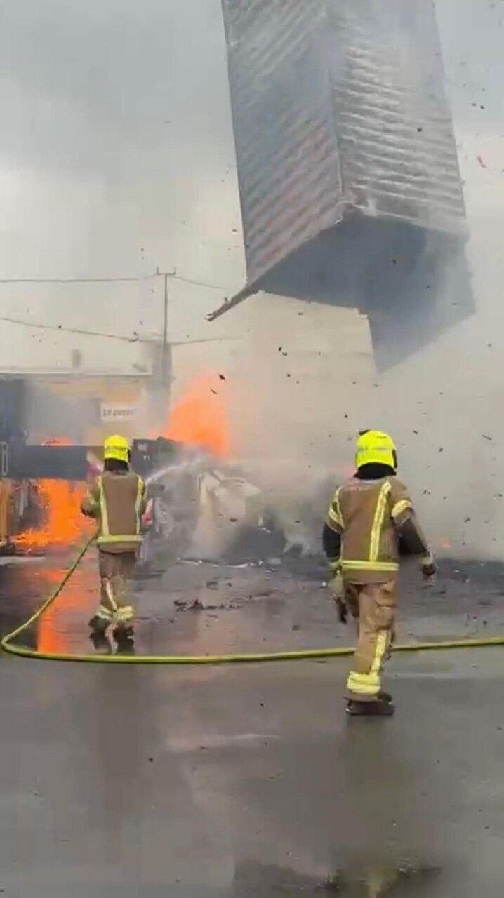 سُمح بالنشر: حريق واسع في ميناء حيفا بعد سقوط صاروخ في منطقة الحاويات (سلطة الاطفاء) سُمح بالنشر: حريق واسع في ميناء حيفا بعد سقوط صاروخ في منطقة الحاويات