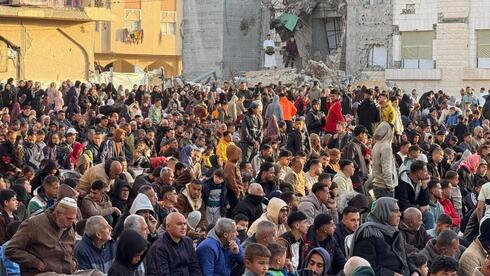 صلاة عيد الفطر بين أنقاض المنازل في خانيونس جنوب غزة