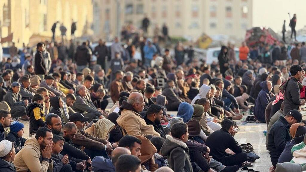 صلاة عيد الفطر بين أنقاض المنازل في خانيونس جنوب غزة (تُستخدم هذه الصورة بموجب البند 27 أ من قانون الحقوق الأدبية (2007)) صلاة عيد الفطر بين أنقاض المنازل في خانيونس جنوب غزة