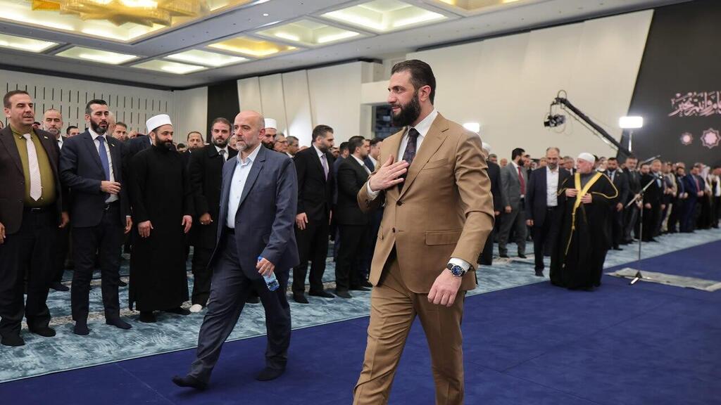 أحمد الشرع يؤدي صلاة عيد الفطر في قصر الشعب بدمشق (الرئاسة السورية) أحمد الشرع يؤدي صلاة عيد الفطر في قصر الشعب بدمشق