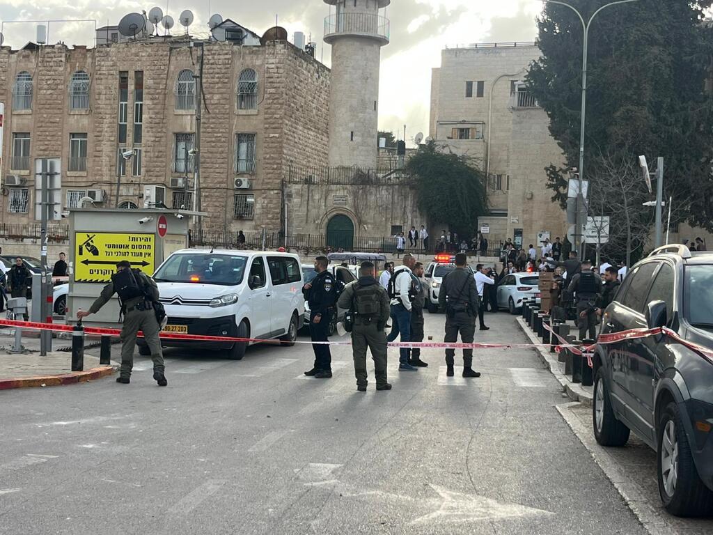 سقوط شظايا اعتراض في محيط البلدة القديمة (تُستخدم هذه الصورة بموجب البند 27 أ من قانون الحقوق الأدبية (2007)) سقوط شظايا اعتراض في محيط البلدة القديمة