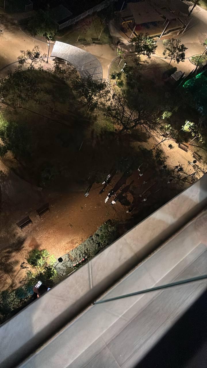 شظايا في كريات اونو (تُستخدم هذه الصورة بموجب البند 27 أ من قانون الحقوق الأدبية (2007)) شظايا في كريات اونو