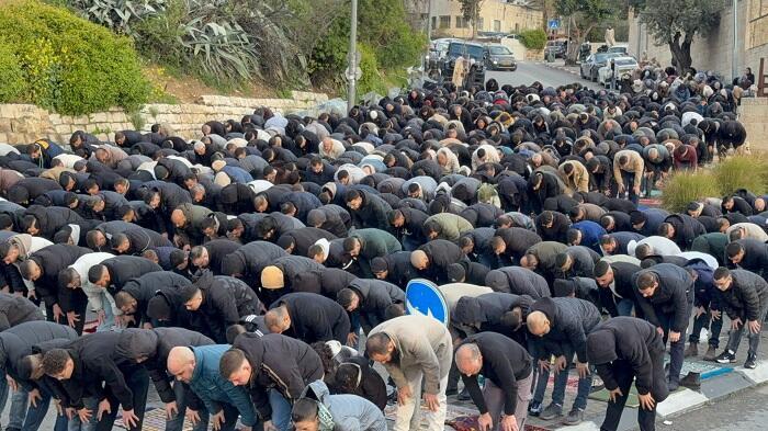 قيود على دخول الأقصى في العيد ومئات المصلين يصلّون قرب أبوابه
