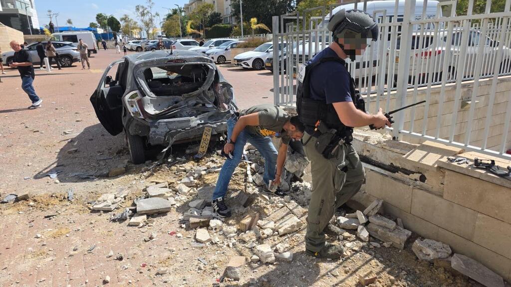 الشرطة: التعامل مع مواقع سقوط شظايا في منطقة السهل الساحلي وإصابتان طفيفتان (تُستخدم هذه الصورة بموجب البند 27 أ من قانون الحقوق الأدبية (2007)) أنباء أولية عن سقوط شظايا في موديعين