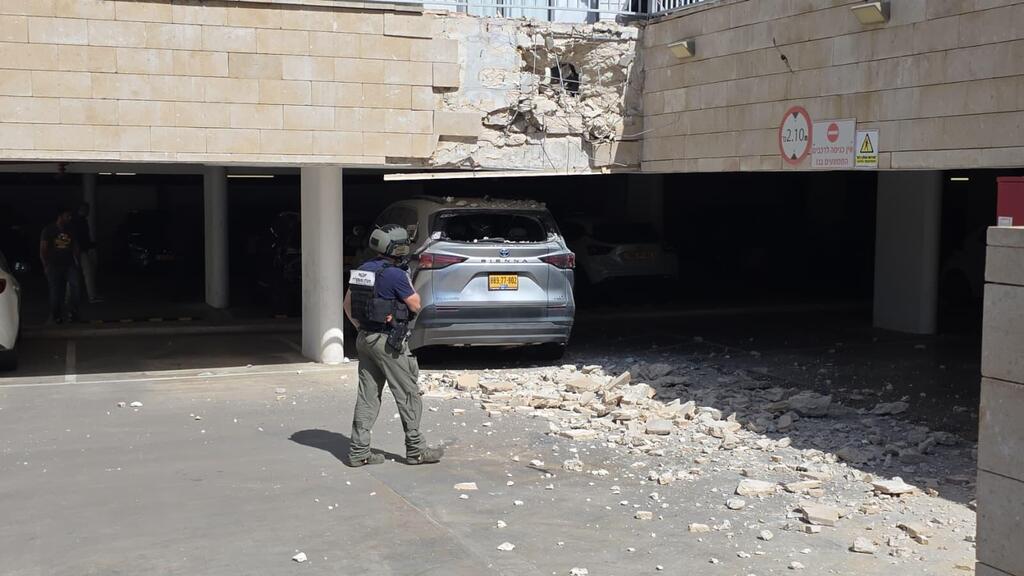 الشرطة: التعامل مع مواقع سقوط شظايا في منطقة السهل الساحلي وإصابتان طفيفتان (تُستخدم هذه الصورة بموجب البند 27 أ من قانون الحقوق الأدبية (2007)) أنباء أولية عن سقوط شظايا في موديعين