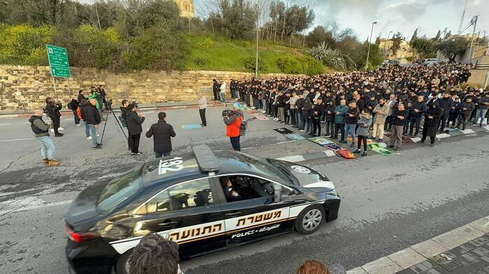قيود على دخول الأقصى في العيد ومئات المصلين يصلّون قرب أبوابه