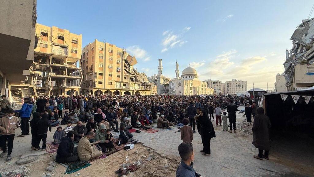 صلاة عيد الفطر بين أنقاض المنازل في خانيونس جنوب غزة (تُستخدم هذه الصورة بموجب البند 27 أ من قانون الحقوق الأدبية (2007)) صلاة عيد الفطر بين أنقاض المنازل في خانيونس جنوب غزة