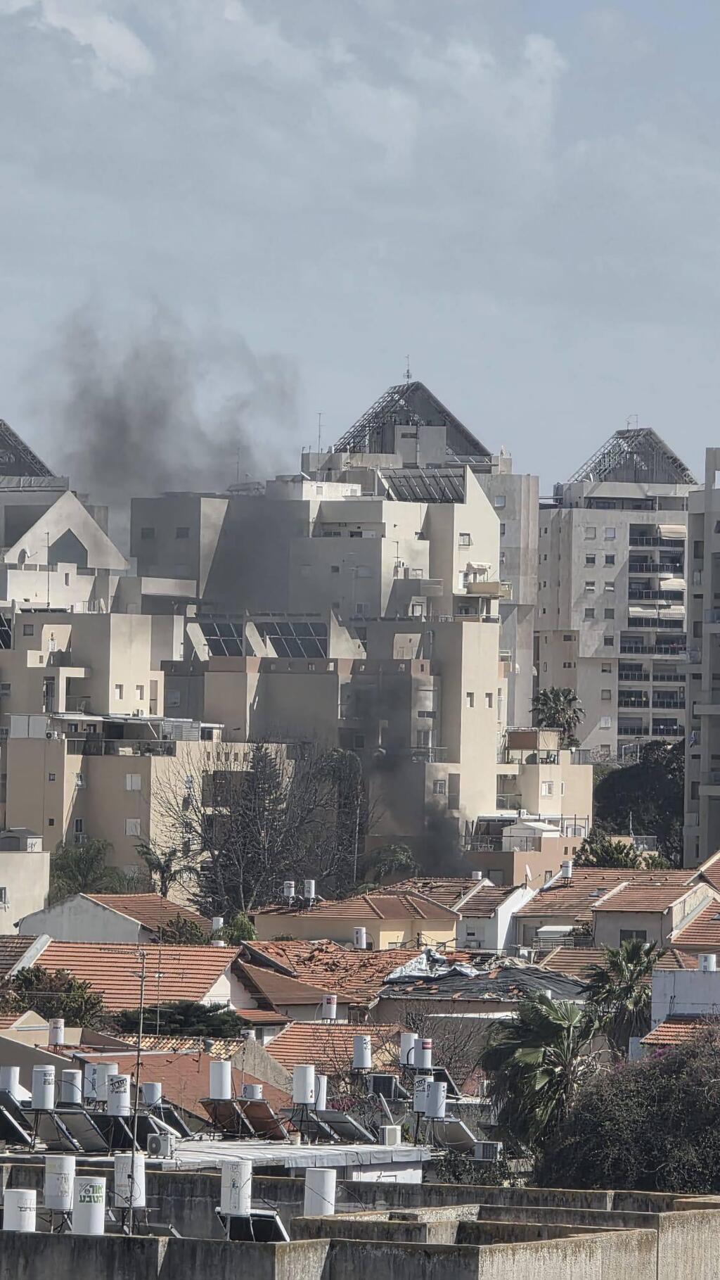 سقوط رؤوس عنقودية في بتاح تكفا ورحوفوت (تُستخدم هذه الصورة بموجب البند 27 أ من قانون الحقوق الأدبية (2007)) سقوط رؤوس عنقودية في بتاح تكفا ورحوفوت