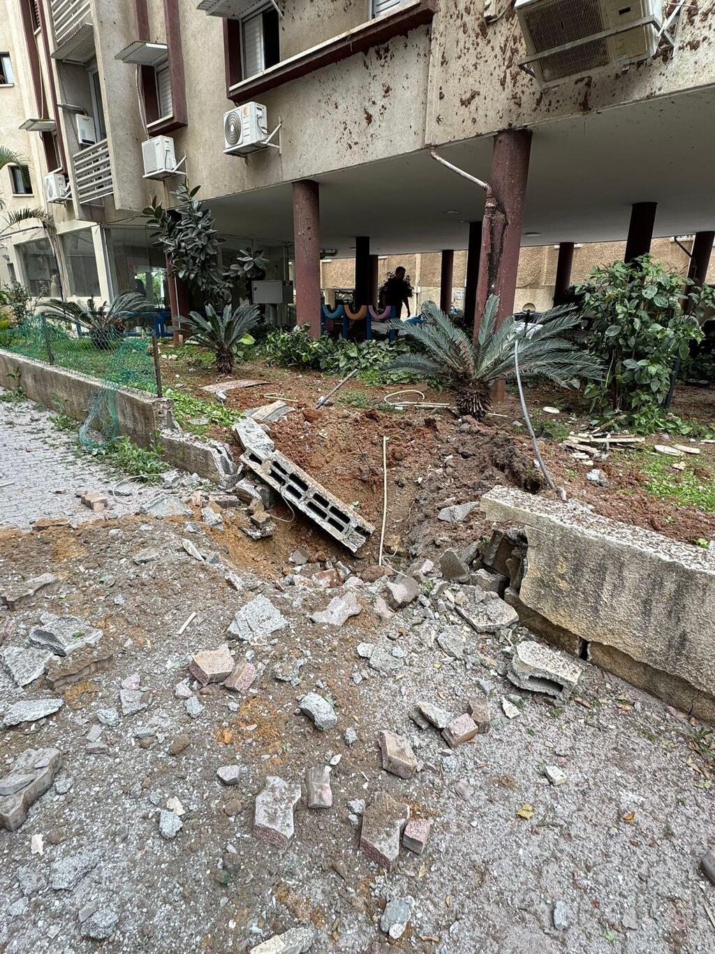 أضرار في 8 مواقع بالمركز بعد قصف إيراني وإصابة طفيفة (تُستخدم هذه الصورة بموجب البند 27 أ من قانون الحقوق الأدبية (2007)) أضرار في 8 مواقع بالمركز بعد قصف إيراني وإصابة طفيفة