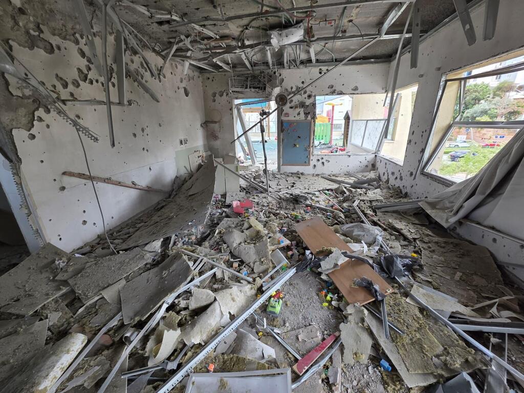 أضرار في 8 مواقع بالمركز بعد قصف إيراني وإصابة طفيفة (تُستخدم هذه الصورة بموجب البند 27 أ من قانون الحقوق الأدبية (2007)) أضرار في 8 مواقع بالمركز بعد قصف إيراني وإصابة طفيفة