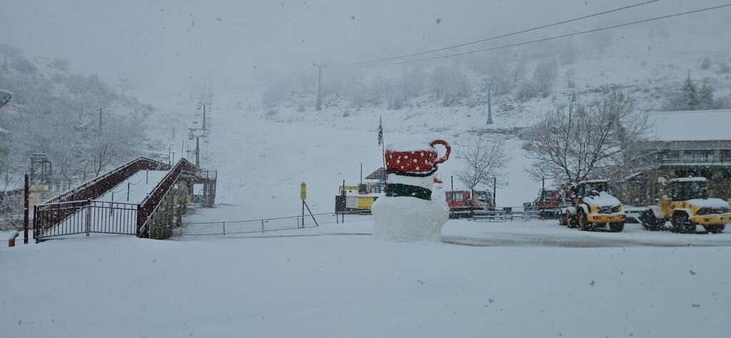 ثلوج كثيفة تتساقط على جبل الشيخ والموقع مغلق أمام الزوار (تُستخدم هذه الصورة بموجب البند 27 أ من قانون الحقوق الأدبية (2007)) ثلوج كثيفة تتساقط على جبل الشيخ والموقع مغلق أمام الزوار