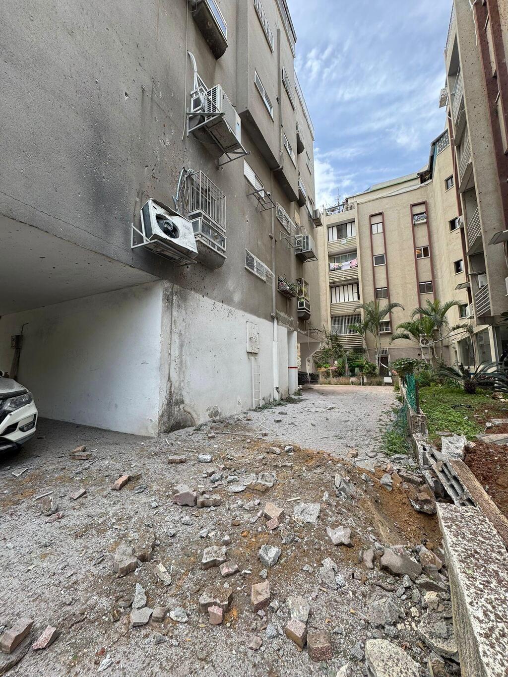 أضرار في 8 مواقع بالمركز بعد قصف إيراني وإصابة طفيفة (تُستخدم هذه الصورة بموجب البند 27 أ من قانون الحقوق الأدبية (2007)) أضرار في 8 مواقع بالمركز بعد قصف إيراني وإصابة طفيفة