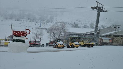 ثلوج كثيفة تتساقط على جبل الشيخ والموقع مغلق أمام الزوار