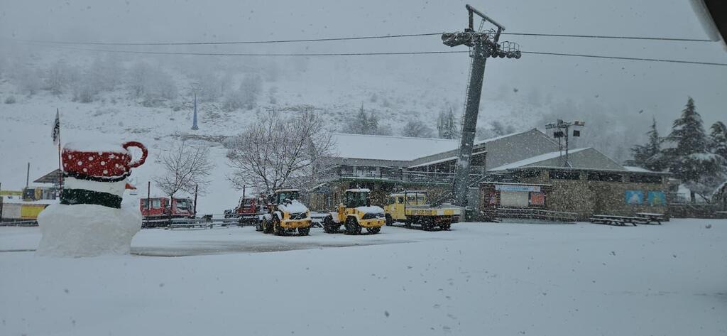 ثلوج كثيفة تتساقط على جبل الشيخ والموقع مغلق أمام الزوار (تُستخدم هذه الصورة بموجب البند 27 أ من قانون الحقوق الأدبية (2007)) ثلوج كثيفة تتساقط على جبل الشيخ والموقع مغلق أمام الزوار