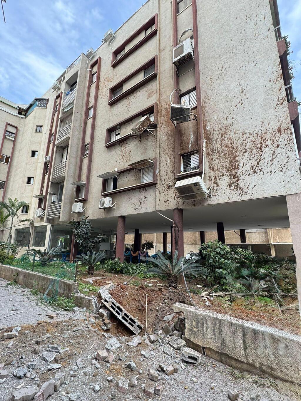 أضرار في 8 مواقع بالمركز بعد قصف إيراني وإصابة طفيفة (تُستخدم هذه الصورة بموجب البند 27 أ من قانون الحقوق الأدبية (2007)) أضرار في 8 مواقع بالمركز بعد قصف إيراني وإصابة طفيفة