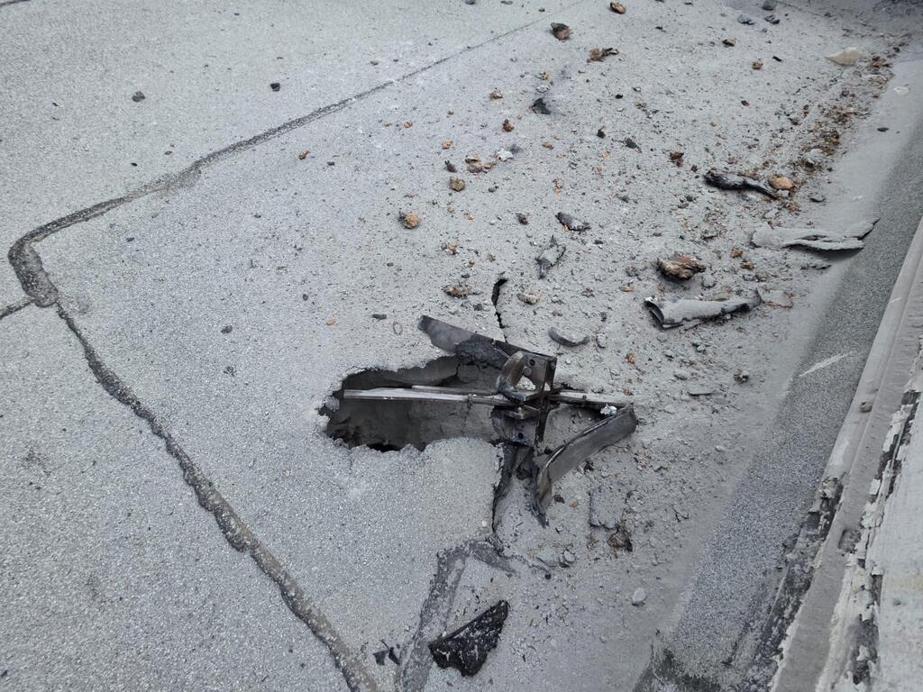 أضرار في 8 مواقع بالمركز بعد قصف إيراني وإصابة طفيفة (تُستخدم هذه الصورة بموجب البند 27 أ من قانون الحقوق الأدبية (2007)) أضرار في 8 مواقع بالمركز بعد قصف إيراني وإصابة طفيفة