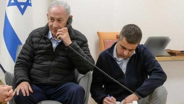 زيف أغمون إلى جانب بنيامين نتنياهو