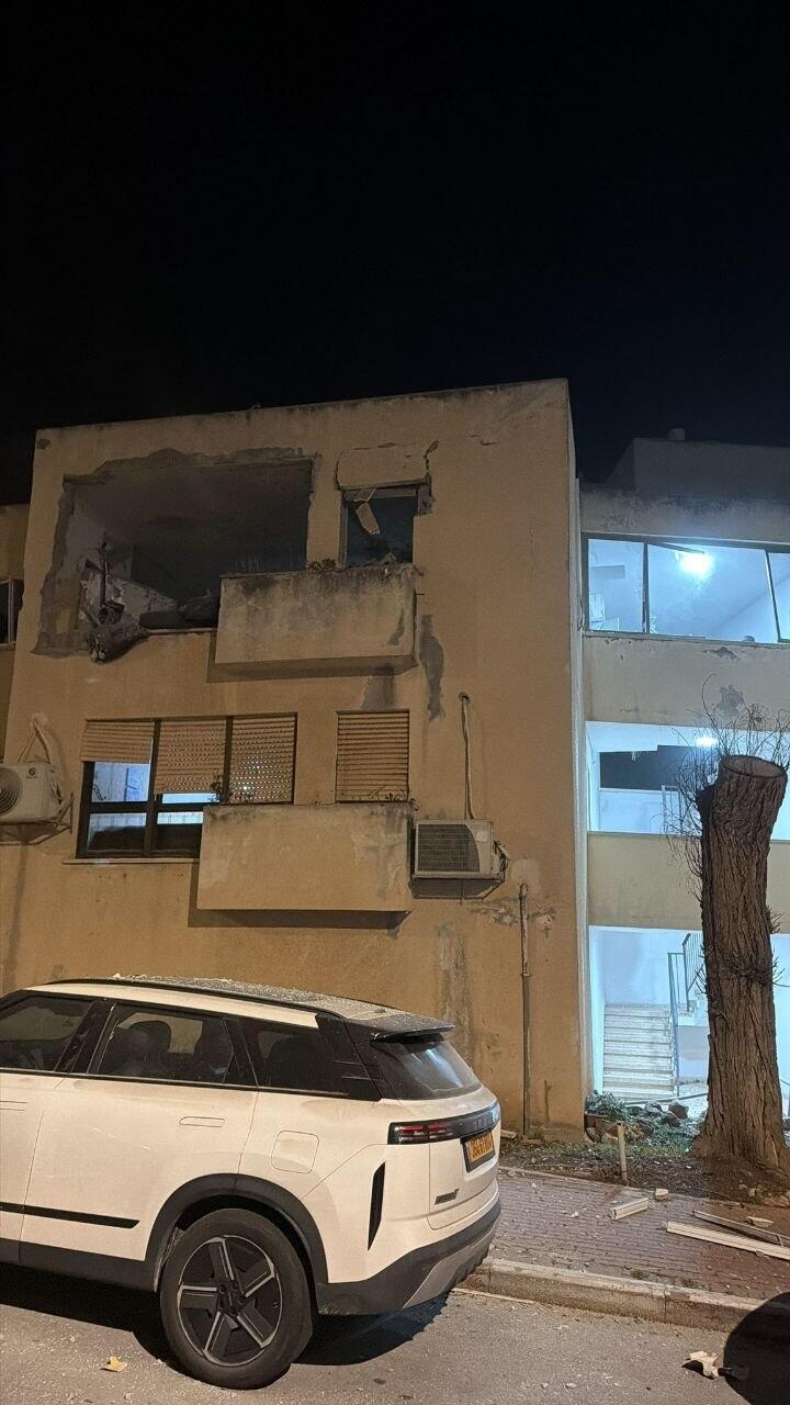 مشاهد أولية من سقوط شظايا على منزل في منطقة حيفا وأضرار واسعة في المنطقة