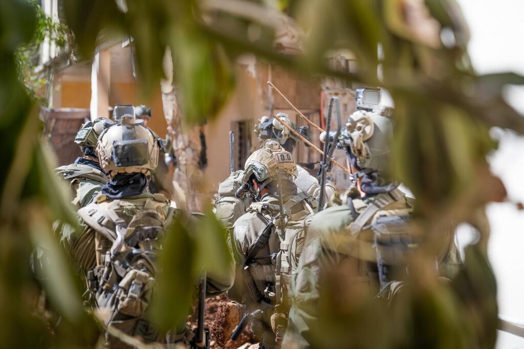 قوة كوماندوز اسرائيلية في مدرسة بقرية الخيام في جنوب لبنان