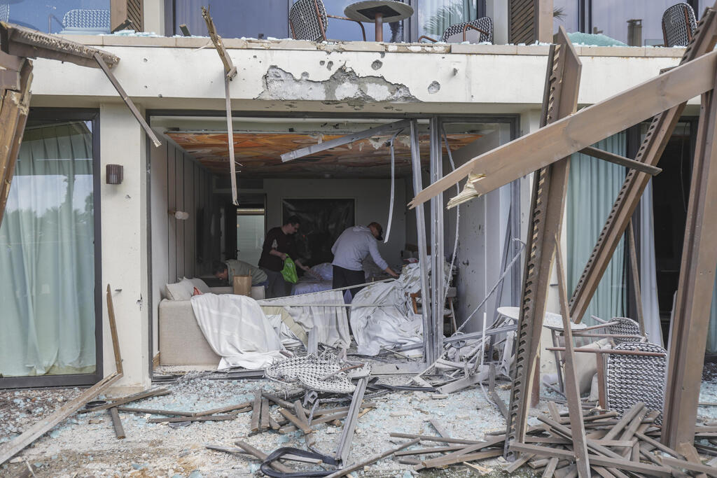 أضرار في فندق "دان أكاديا" بهرتسليا (Flash90) أضرار في فندق "دان أكاديا" بهرتسليا