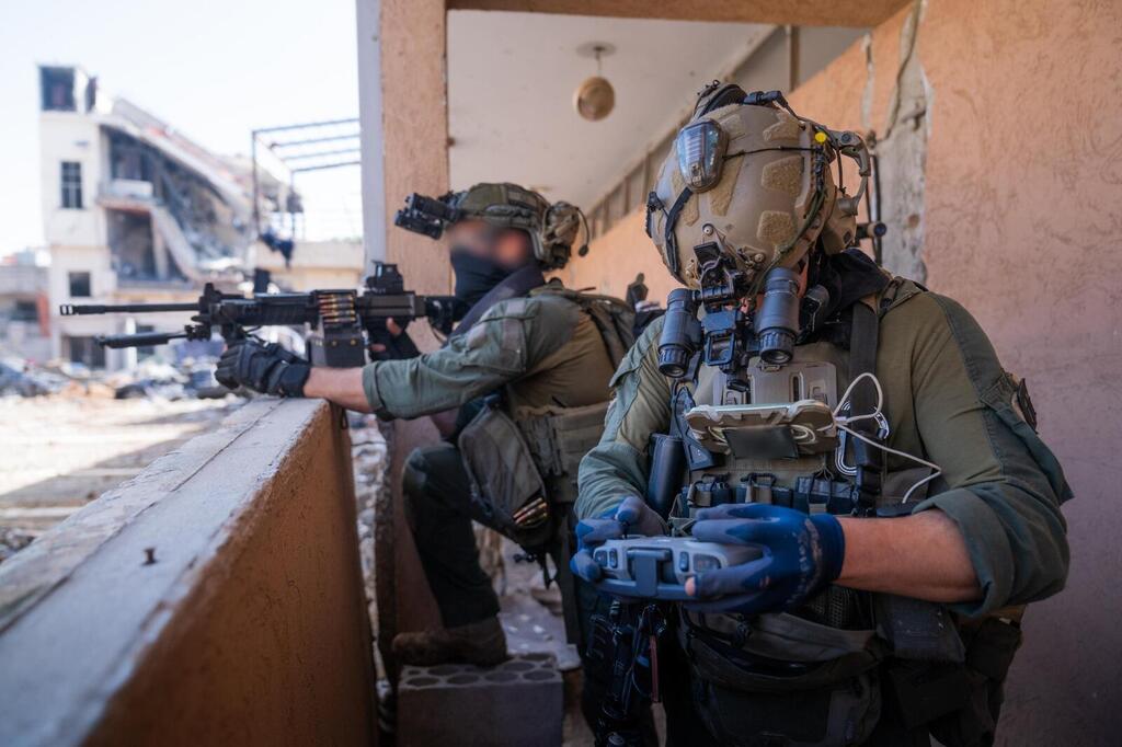 قوة كوماندوز اسرائيلية في مدرسة بقرية الخيام في جنوب لبنان