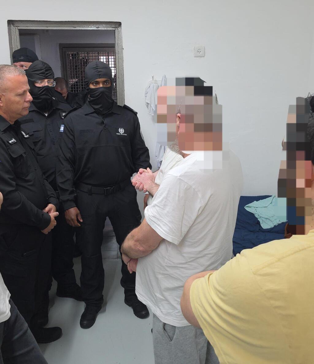 بن غفير يتنكّر بزيّ سجّان فجراً ويتجوّل داخل السجن (تصوير: مكتب بن غفير) بن غفير يتنكّر بزيّ سجّان فجراً ويتجوّل داخل السجن