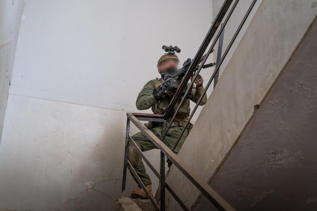 قوة كوماندوز اسرائيلية في مدرسة بقرية الخيام في جنوب لبنان