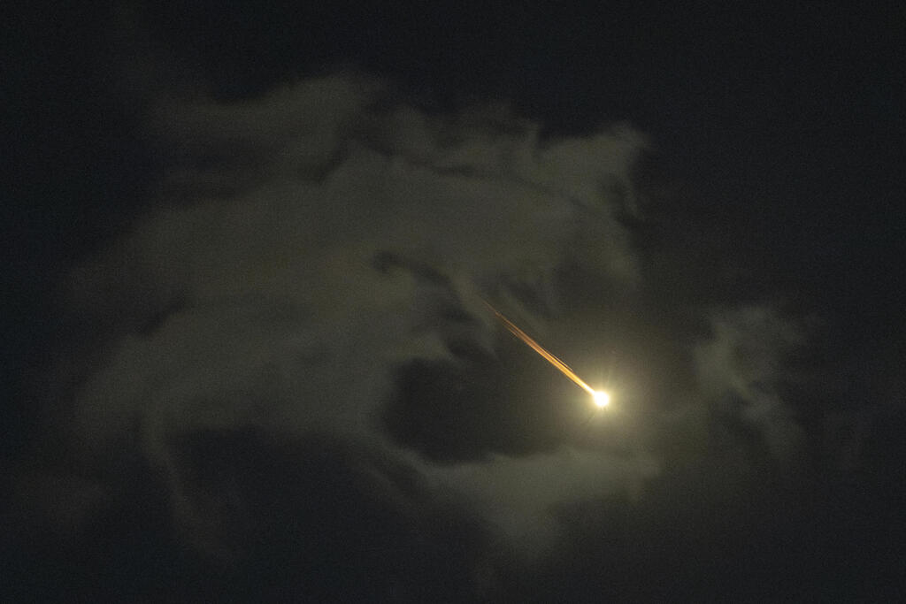 صاروخ باليستي أُطلق من إيران كما شوهد فوق القدس