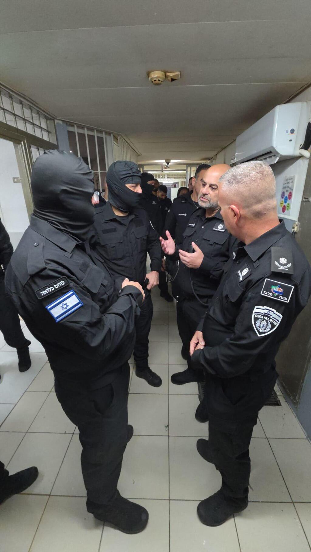 بن غفير يتنكّر بزيّ سجّان فجراً ويتجوّل داخل السجن (تصوير: مكتب بن غفير) بن غفير يتنكّر بزيّ سجّان فجراً ويتجوّل داخل السجن