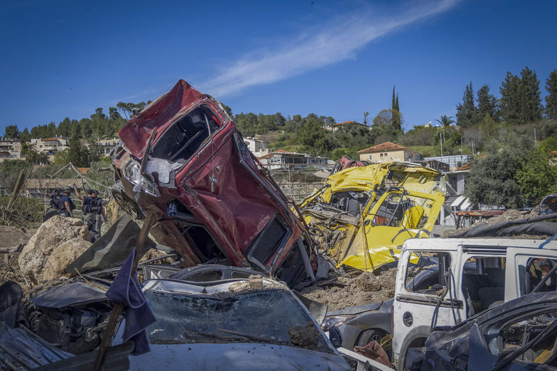 موقع سقوط صاروخ ايراني في موشاف إشتاؤول بمركز البلاد (Flash90) موقع سقوط صاروخ ايراني في موشاف إشتاؤول بمركز البلاد