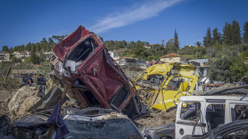 موقع سقوط صاروخ ايراني في موشاف إشتاؤول بمركز البلاد
