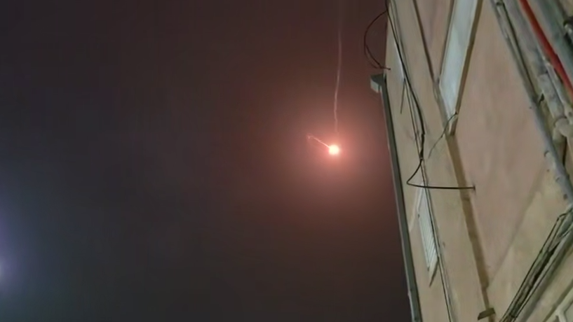 لحظة سقوط صاروخ في منطقة المركز