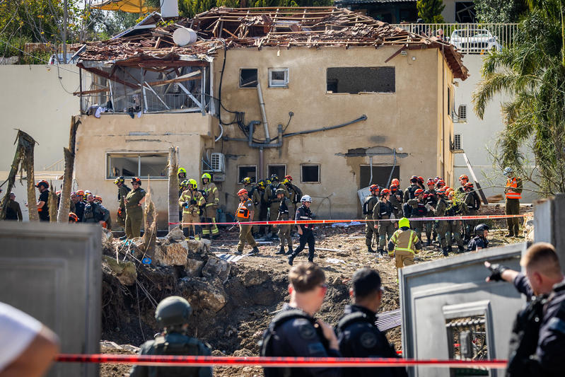 موقع سقوط صاروخ ايراني في موشاف إشتاؤول بمركز البلاد (Flash90) موقع سقوط صاروخ ايراني في موشاف إشتاؤول بمركز البلاد