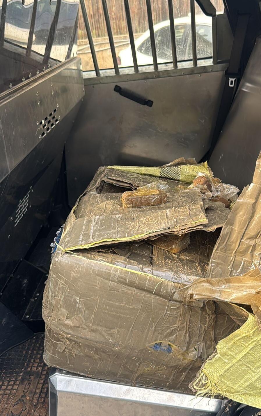 عشرات الكيلوغرامات من مادة يُشتبه بأنها مخدّر من نوع الحشيش في شاطئ نهاريا