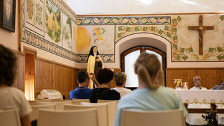 في ظل الحرب: إغلاق كنيسة مار الياس وسائر كنائس رعية الروم في حيفا مؤقتًا 