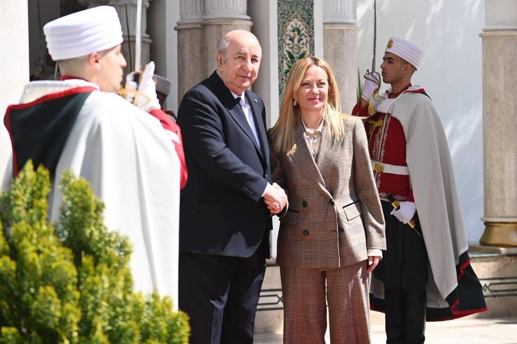 استقبال الرئيس عبد المجيد تبون لرئيسة الوزراء الإيطالية جورجيا ميلوني (الرئاسة الجزائرية) استقبال الرئيس عبد المجيد تبون لرئيسة الوزراء الإيطالية جورجيا ميلوني